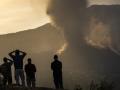 Varios palmeros contemplan la erupción del volcán de Cumbre Vieja en septiembre de 2021
