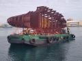 La imponente vela o torreta del submarino S-82 Narciso Monturiol llega al astillero de Cartagena