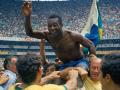 Pelé es levantado sobre los hombros de sus compañeros de equipo después de que Brasil ganó la novena final de la Copa del Mundo contra Italia, 4-1, en el Estadio Azteca de la Ciudad de México, México, el 21 de junio de 1970