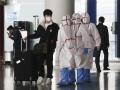 Un hombre en el vestíbulo de llegadas del aeropuerto Internacional de Pekín
