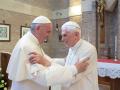 Papa Francisco, saludando al Papa Benedicto XVI en el Vaticano