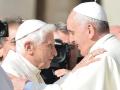 El Papa emérito Benedicto XVI saluda al Papa Francisco durante una misa por las personas mayores en la Plaza de San Pedro