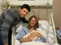 África, la primera bebé nacida en 2023 en el Hospital San Juan de Dios, con sus padres, Horacio y Nuria.
