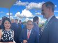 Felipe VI conversa con el primer ministro de Perú durante la visita a Brasilia por la investidura de Lula da Silva