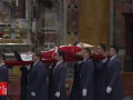 El cuerpo de Benedicto XVI es trasladado a la capilla ardiente en la basílica de San Pedro