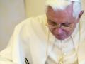 Una imagen de Benedicto XVI, firmando un libro