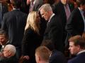 Kevin McCarthy, favorito como presidente de la Cámara Baja, habla con Taylor Greene, durante la segunda jornada de votación