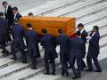 Los portadores del féretro se llevan el ataúd del Papa Emérito Benedicto XVI al final de la misa funeral