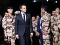 Emmanuel Macron, presidente de Francia, con soldados de la fuerza Barkhane en el Sahel