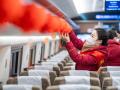Ciudadana china decorando un tren con motivo de la Fiesta de Primavera