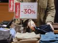 Una consumidora revisa varias prendas en el primer día de las rebajas de enero este sábado en unos grandes almacenes en el centro de Madrid