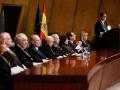 El presidente del Tribunal Constitucional, Pedro González-Trevijano (d), durante la toma de posesión de los cuatro nuevos magistrados del Tribunal Constitucional, este lunes, en Madrid. EFE/ Chema Moya POOL