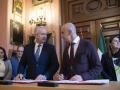 El alcalde de Sevilla, Antonio Muñoz (dcha.), y el portavoz de Ciudadanos, Miguel Ángel Aumesquet, en la firma del acuerdo presupuestario