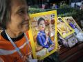 Una mujer porta un retrato de la princesa en Bangkok