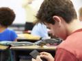 Un estudiante usa el móvil durante una clase