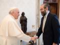 El Papa Francisco saluda a Alfonso Bullón de Mendoza