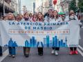 Varias personas caminan llevando una pancarta que reza 'La atención primaria de Madrid se queda sin médicos' durante una manifestación de médicos y pediatras