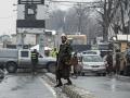 Un militar talibán en una de las calles de acceso al Ministerio de Relaciones Exteriores de Afganistán