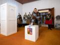 Una mujer deposita su boleta en las elecciones presidenciales de República Checa