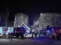 Los equipos de rescate trabajan en un edificio residencial destruido después de un ataque con misiles, en Dnipro