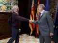 El presidente de la Comunidad Valenciana, Ximo Puig, y el alcalde de Valencia, Joan Ribó, se saludan.