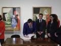 El presidente del Gobierno, Pedro Sánchez (c), y el presidente francés, Emmanuel Macron (3d), firman en el libro durante su visita a la exposición que el Museo Picasso de Barcelona dedica al marchante de arte Daniel Henry KAHNWEILER, al término de la Cumbre Hispanofrancesa, este jueves. EFE/Quique Garcia