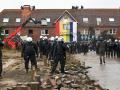 La policía se para frente a una casa ocupada por ambientalistas en el pueblo de Lützerath, Alemania