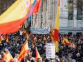 Las banderas de España y los mensajes contra el Gobierno y sus socios han abarrotado Cibeles