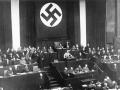 Adolf Hitler se dirige al Reichstag el 23 de marzo de 1933