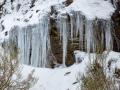 Las piedras de la montaña se cubren de carámbanos en la sierra riojana