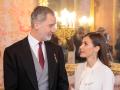 Spanish King Felipe VI and Queen Letizia during a reception with the diplomatic corps accredited in Madrid on Wednesday , 25 January 2023.
En la foto mirandose a los ojos