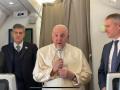 El Papa a bordo del avión al Congo