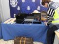 Dinero y equipos incautados por la Policía durante una redada contra un grupo de estafas mediante smishing.