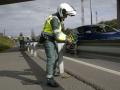 Un Guardia Civil fija un Velolaser a un quitamiedos