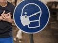 Una señal indica la obligatoriedad de portar la mascarilla en Alemania