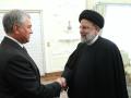 El presidente iraní Ebrahim Raisi (R) saludando al presidente de la Duma Estatal de la Federación Rusa Vyacheslav Volodin en Teherán, Irán