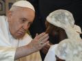 El Papa con una joven, en su encuentro de este miércoles con las víctimas del oriente del país