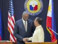 El secretario de Defensa de EE.UU., Lloyd Austin (Iz), le da la mano a su homólogo filipino, Carlito Galvez Jr