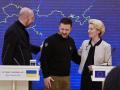 El presidente de Ucrania, Volodímyr Zelenski (centro), la presidenta de la Comisión Europea, Ursula von der Leyen (D), y el presidente del Consejo Europeo, Charles Michel (Iz)