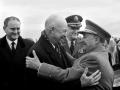 Abrazo entre el Presidente Dwight D. Eisenhower y el General Francisco Franco, en el aeropuerto de Torrejón