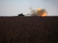 Un tanque ucraniano dispara hacia una posición rusa cerca de la ciudad de Bajmut