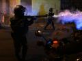 Un policía dispara para dispersar a los opositores de la presidenta peruana Dina Boluarte tras una manifestación en Lima