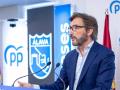 El presidente del PP en Álava, Iñaki Oyarzabal, durante una rueda de prensa