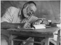 Hemingway escribiendo en un campamento en Kenia, hacia 1953