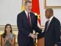 El Rey Felipe VI y el presidente de Angola, João Lourenço, se saludan en el acto de ingreso del Rey en la Orden de Agostinho Neto