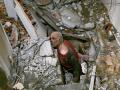 Un hombre atrapado en los escombros de un edificio derruido tras el terremoto, en Hatay, Turquía