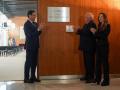 El presidente de la Junta de Andalucía, Juanma Moreno, junto con el presidente del Parlamento, Jesús Aguirre, y la hermana de Alberto, Teresa Jiménez-Becerril, descubre la placa