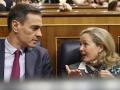 La deuda española está muy por encima de la media europea. En la imagen, el presidente del Ejecutivo, Pedro Sánchez, habla con la vicepresidenta económica, Nadia Calviño.