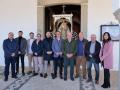 El alcalde, junto otros asistentes, ante el santuario de la Jara