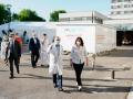 La presidenta madrileña, Isabel Díaz Ayuso, visita al personal sanitario del hospital La Paz en 2020
